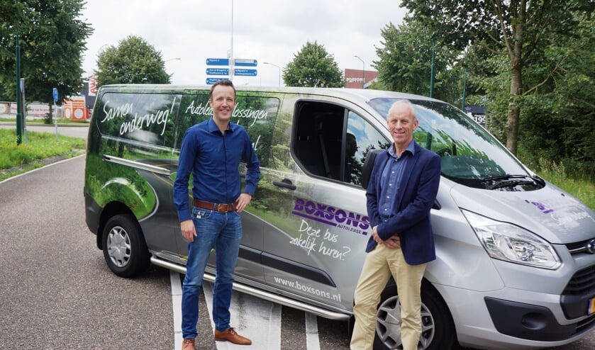 Jan (l) en Ton met op de achtergrond het topje van hun mooie kantoor aan de Noordelijke Randweg. | Fotonummer: 9647ce