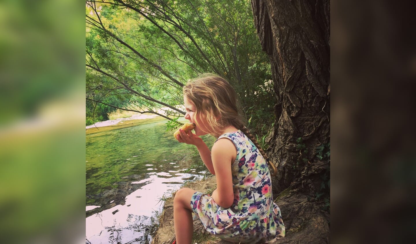 Katlijn geniet in de Cevennes. Ton en oma Lina