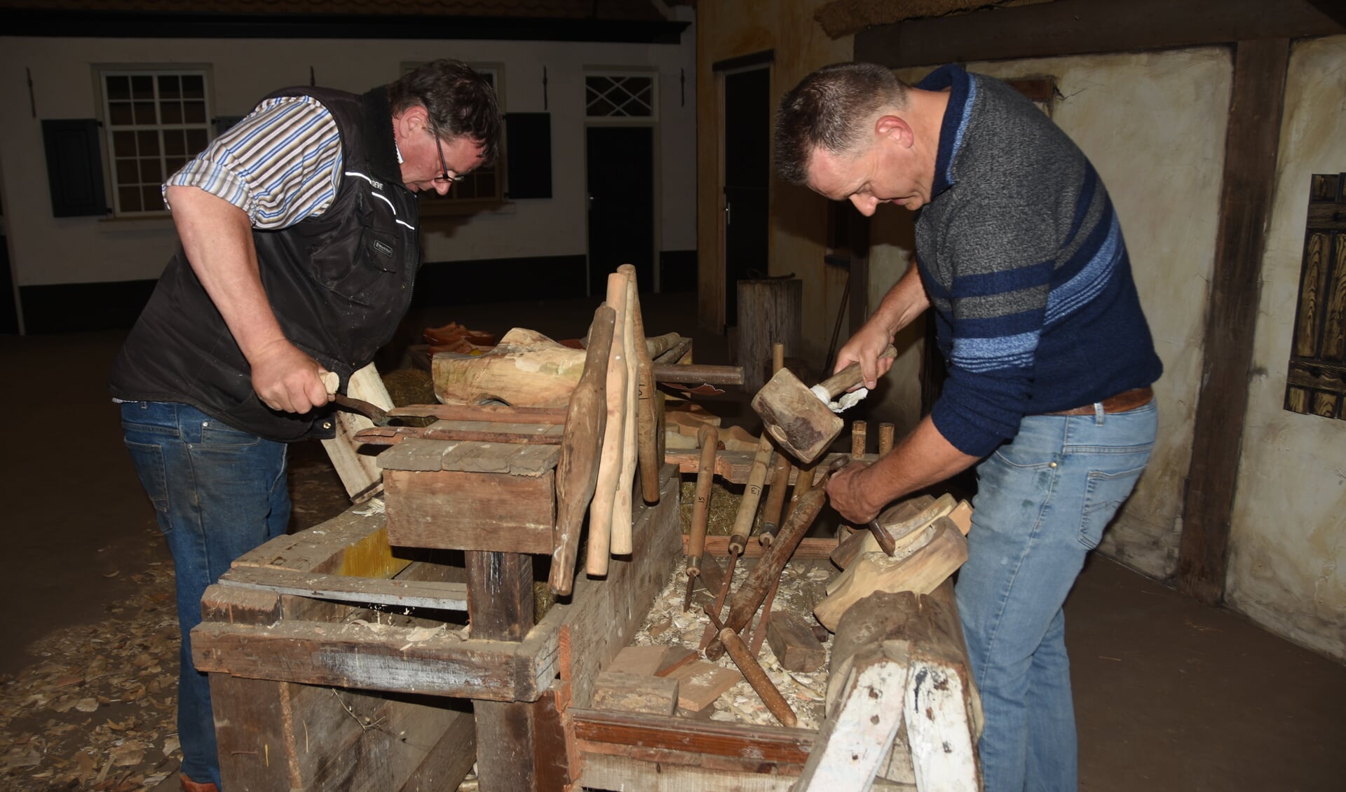 Eric van den Hurk (links) en Marc van Diest bij het handmatig klompen maken