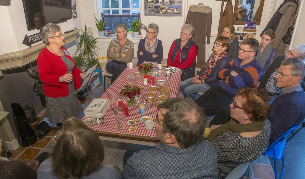 Ria van Laarhoven deelt haar bevindingen met familieleden van oud bewoners.