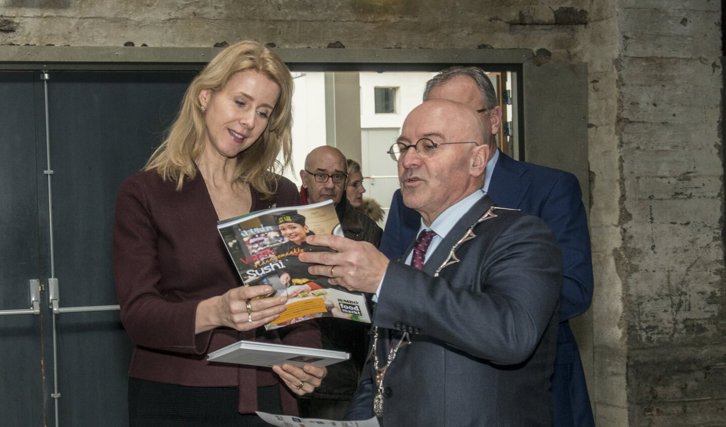 Burgemeester Van Rooij neemt samen met Mona Keijzer een magazine door/