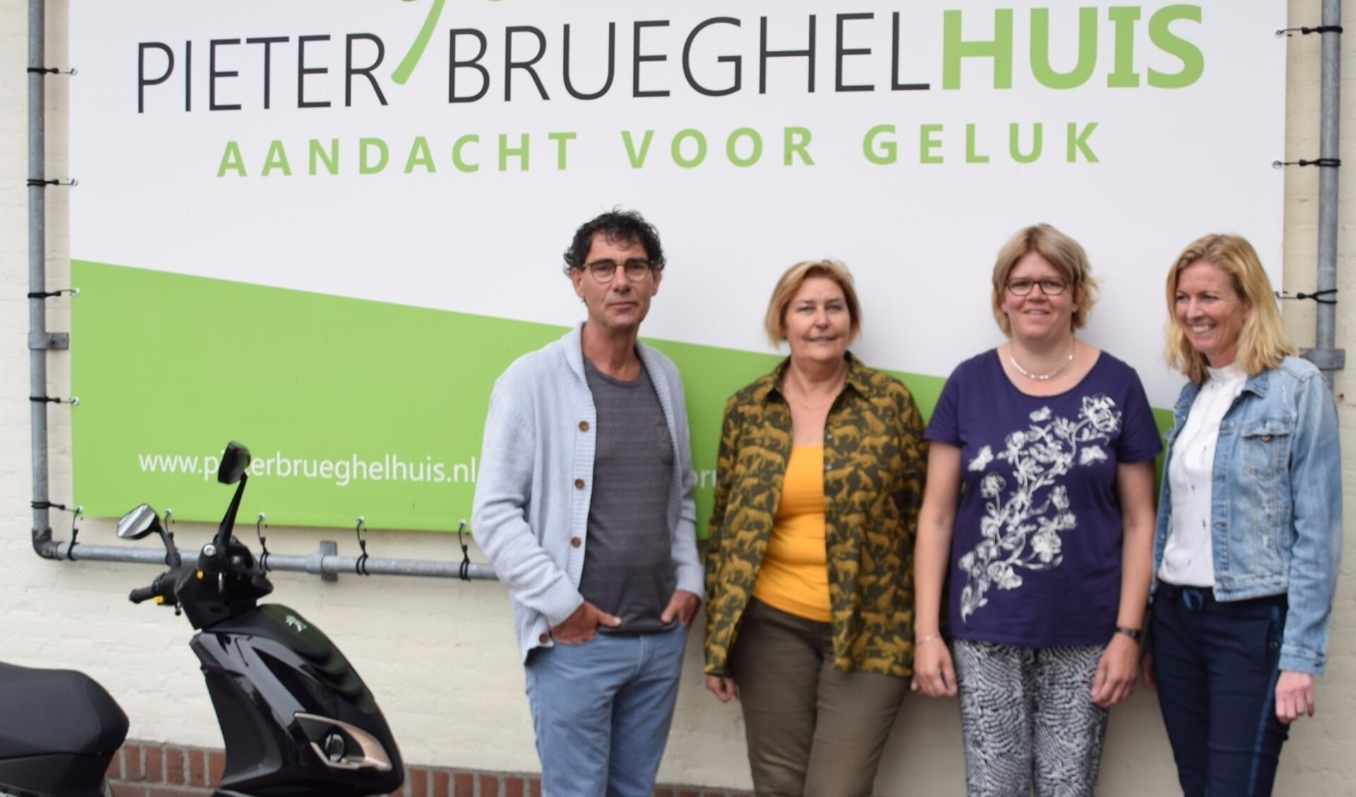 De initiatiefnemers voor het Autismecafé in Veghel. Van links naar rechts: Herman Vissers (MEE),  Marjon van Herpen (ONS welzijn),  Dorien van Rooij (ervaringsdeskundige) en Karin Cornelissen (PieterBrueghelHuis). (foto: W van der Lubbe)