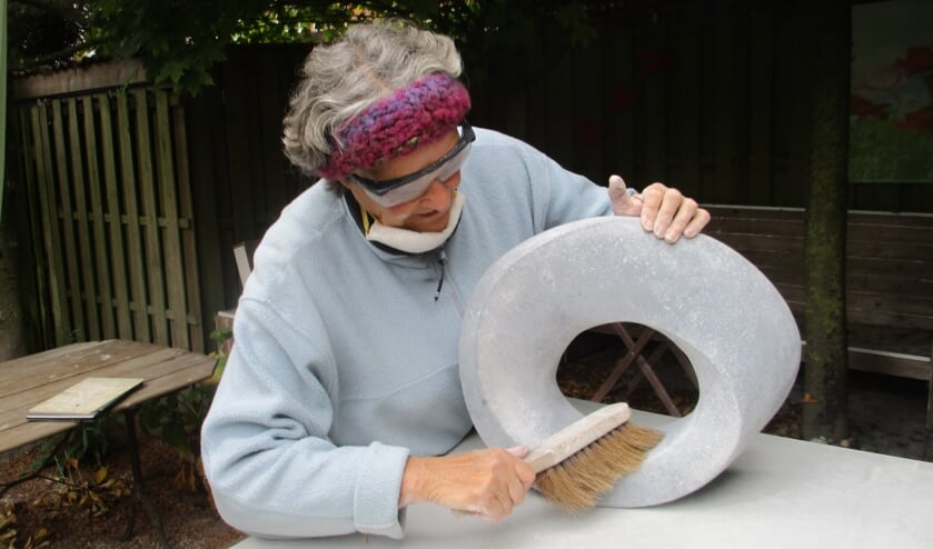 Ans van Bakel, aan het werk in haar atelier. | Fotonummer: 7860db