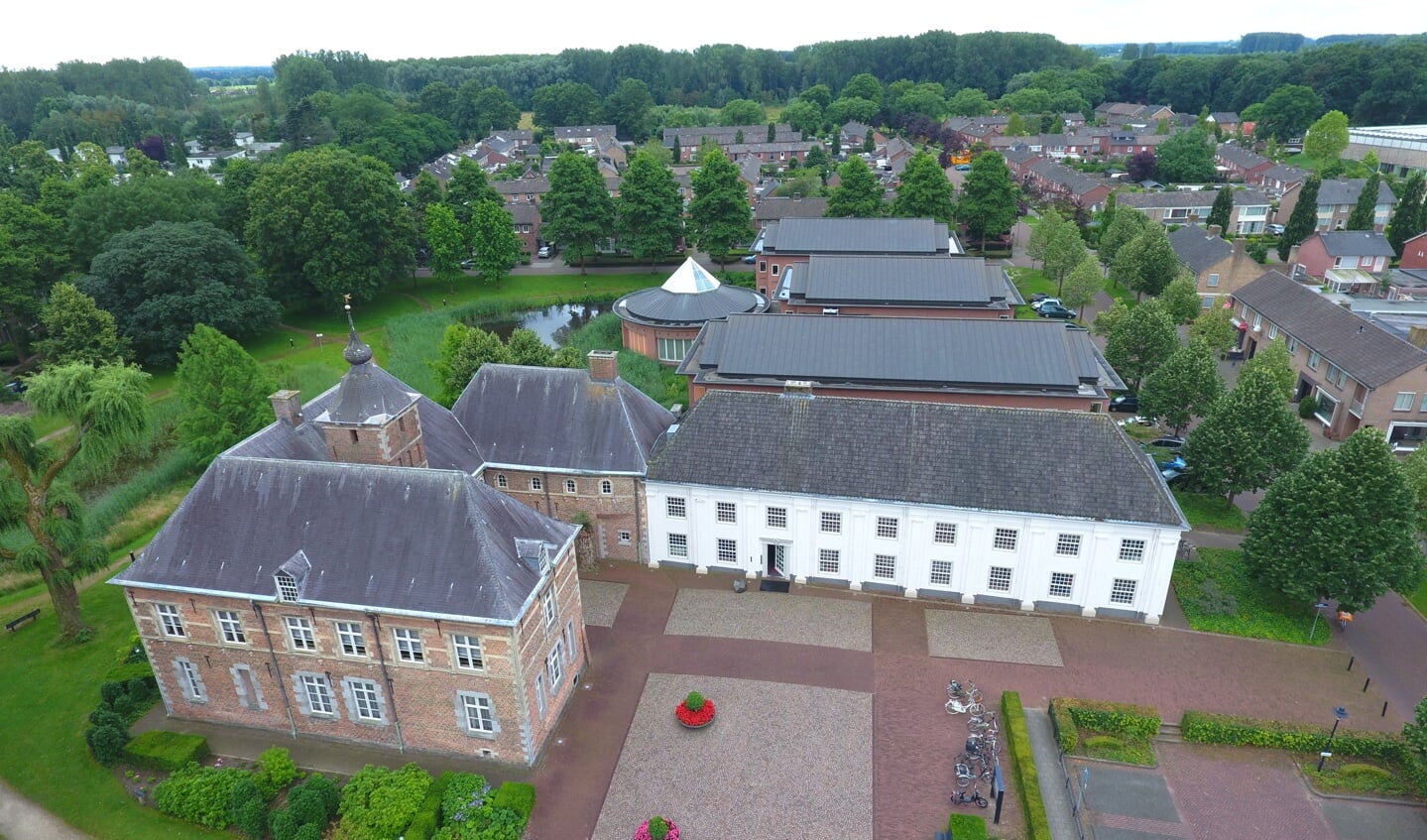 Kasteel-Raadhuis Dommelrode. Dit was van 1963 tot 2017 het gemeentehuis van Sint-Oedenrode. Nu is het ' bestuurscentrum!' Van Meierijstad: er is geen verschil te zien