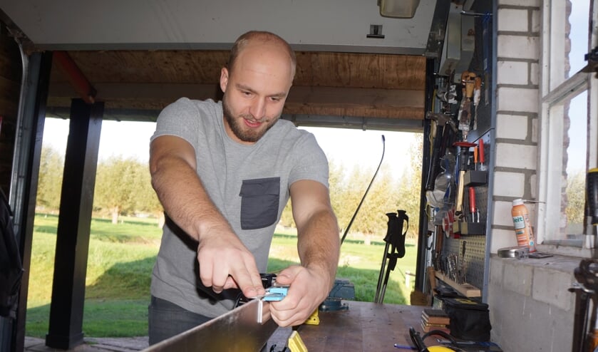 Dirk Moeskops, bezig in zijn werkplaats. | Fotonummer: d7961b