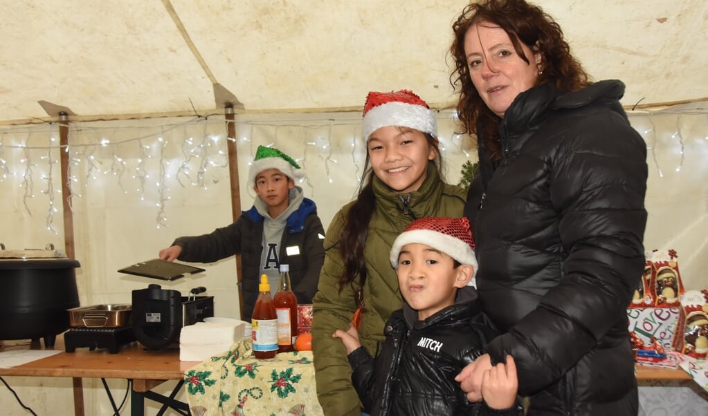 Fieke Rieken met haar kinderen op de kerstmarkt bij Tuincentrum Krans