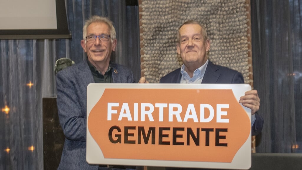 Wethouder Van Rooijen (r) is erg blij met de titel. Een foto uit 2018