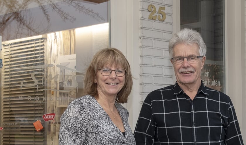 Cor en Trudy voor de huidige winkel aan het Kofferen. | Fotonummer: 5361a2