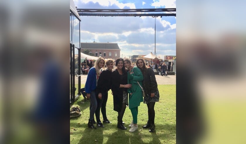 Het team van Bella Plaza met Marlies in het midden. | Fotonummer: 1e5f75