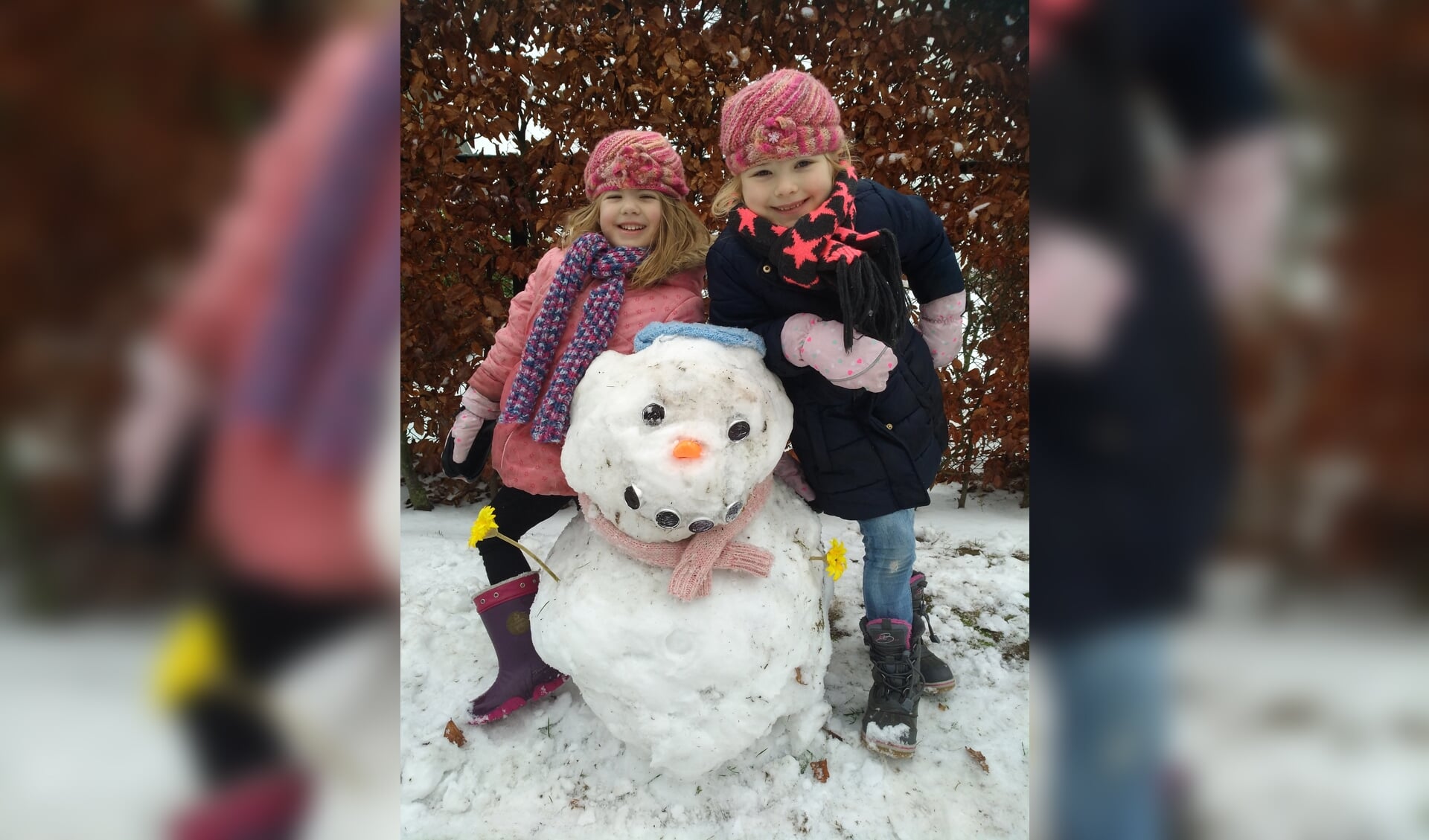 Deze twee meiden hebben een mooie sneeuwpop gemaakt.