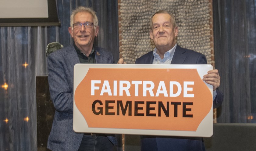 Wethouder Van Rooijen (r) is erg blij met de titel. | Fotonummer: 5fb87b