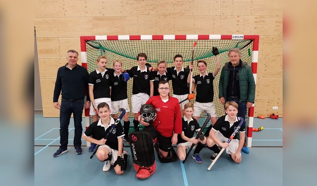 Staand v.l.n.r.: Joost Meeuwissen (coach), Thijmen van Hedel, Tijn van den Tillaart, Yvar Meeuwissen, Sebastiaan Hoefsloot, Cas van Schayk, Bram van den Eshof en Bob Hoefsloot (coach). Zittend v.l.n.r.: Auke van Wijk, Hidde van Wijk (keeper), Goede Vermeltfoort en Noah Claessen.