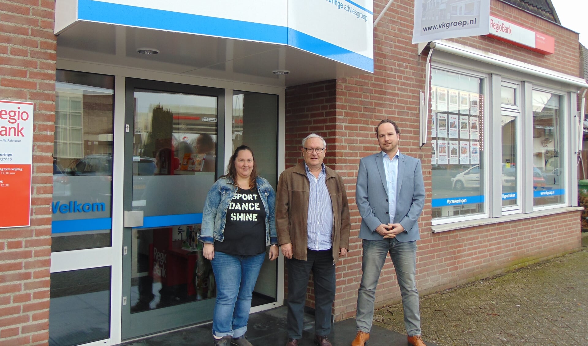 Ilse, Rien en Koen van Kuringe voor hun pand aan de Eerschotsestraat.
