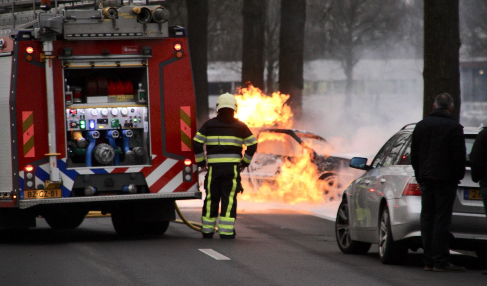 Na de botsing vloog de auto in brand.