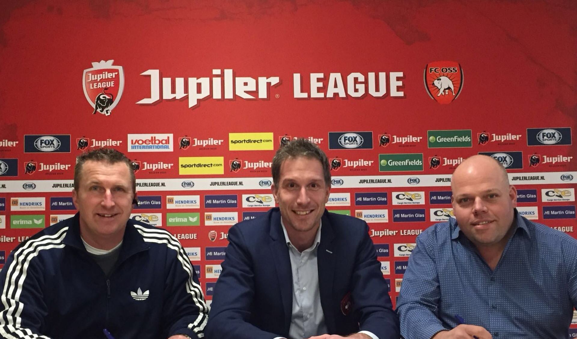 Stephan de Vries (l) en Joost Kapteijns (r) verlengen hier het contract.