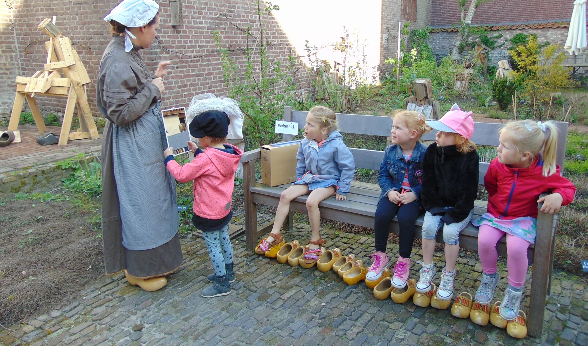 De kleuters van Basisschool Franciscus in Boskant tijdens het project 'Overvroeger'. 