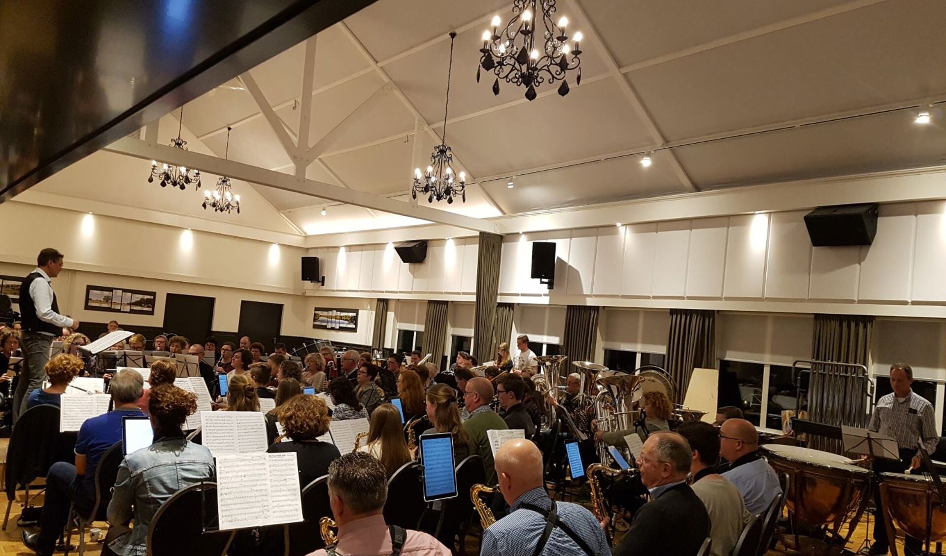 Harmonie Nijnsel en Muziekvereniging Frisselstein uit Veghel oefenen samen voor het concert van 14 april.