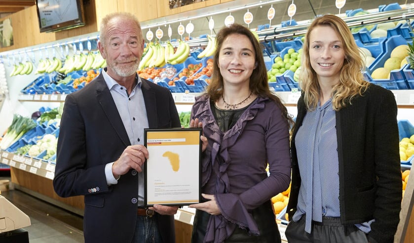 Op de foto v.l.n.r.: Frank Bakker, Managing Director, Contronics Anne-Marie Spierings, Gedeputeerde Agrarische ontwikkeling, provincie Noord-Brabant Julia IJsselmuiden, Sustainable Business Developer, Contronics | Fotonummer: fd8dfa