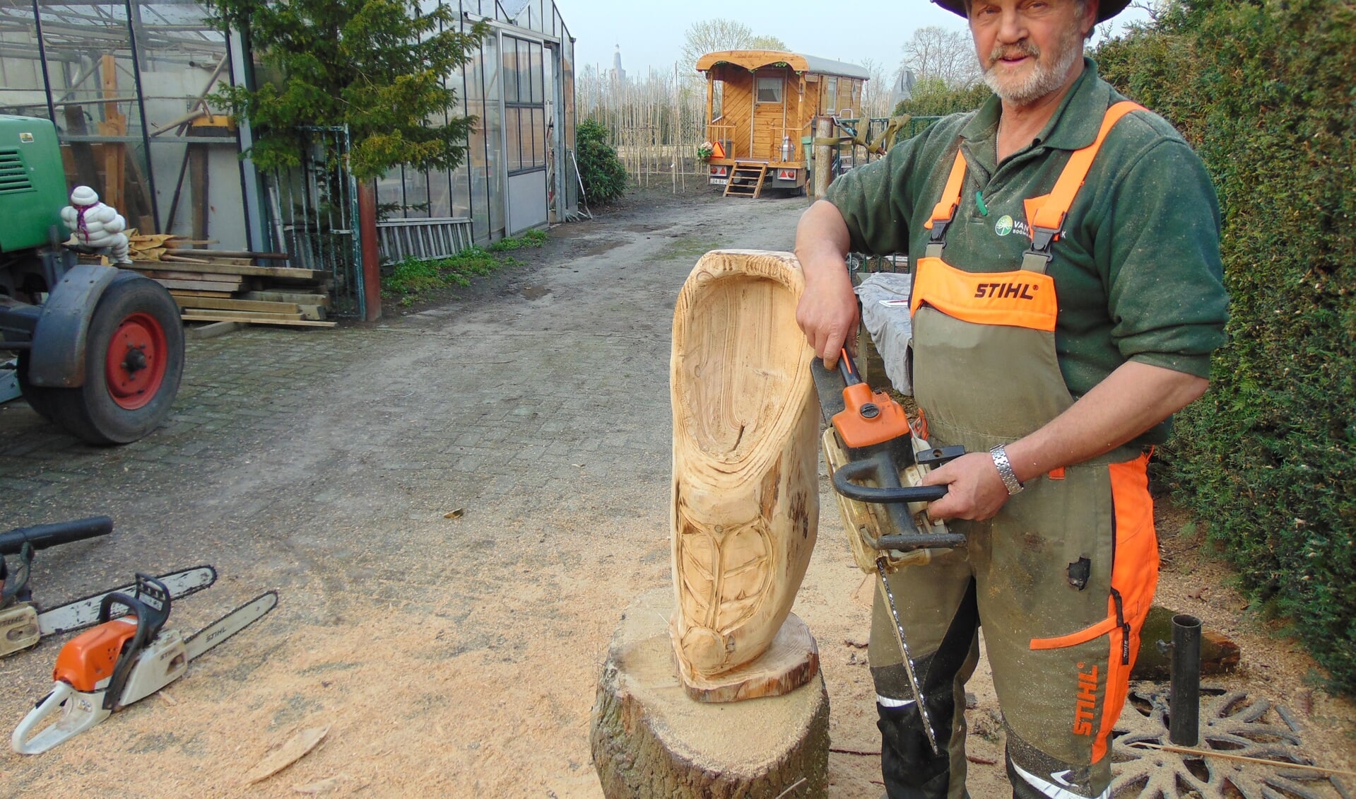 Jos Heijmans maakt met zijn motorzaag prachtige houtsculpturen.