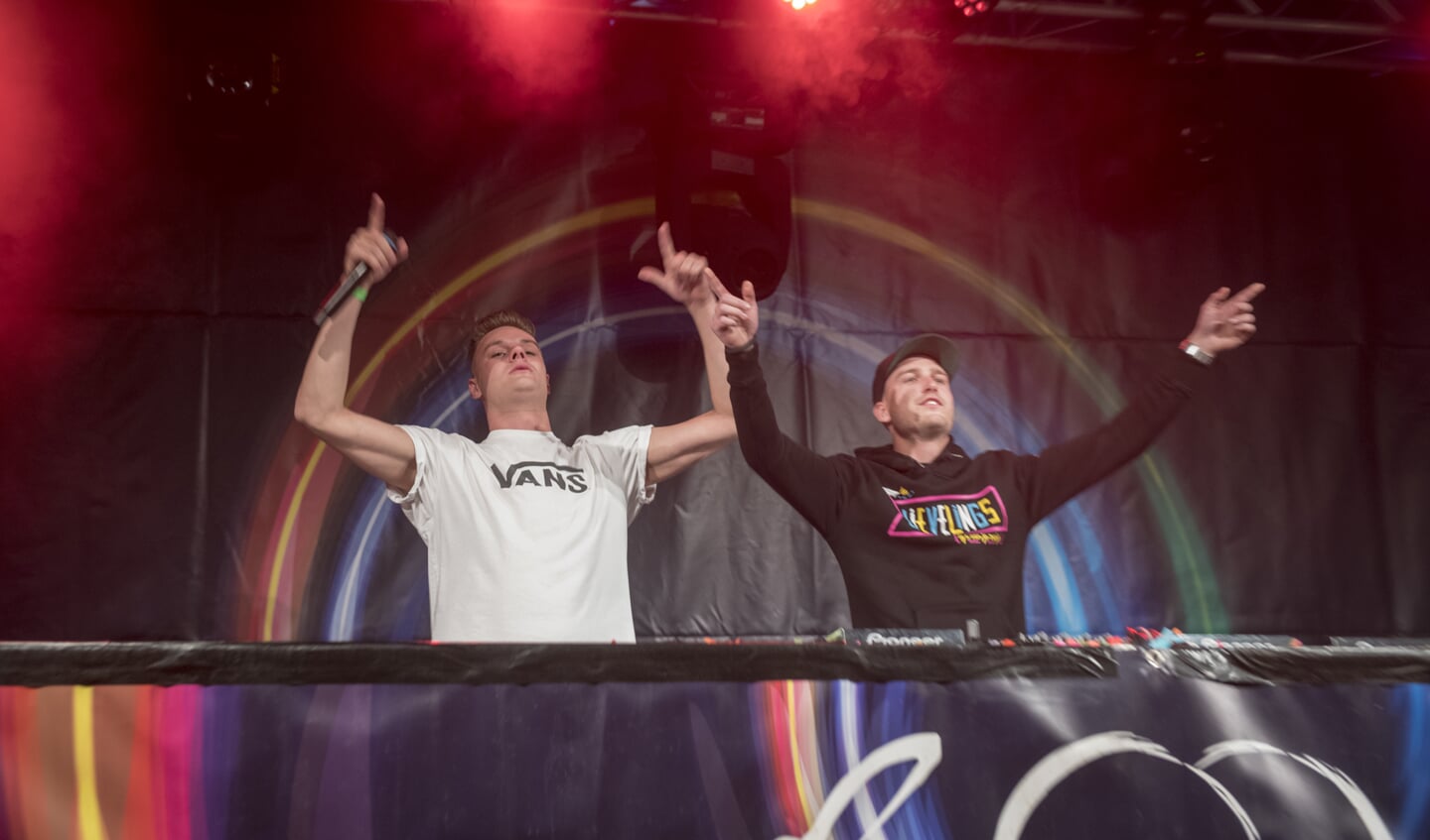 Een DJ duo tijdens Rooi Live 2018