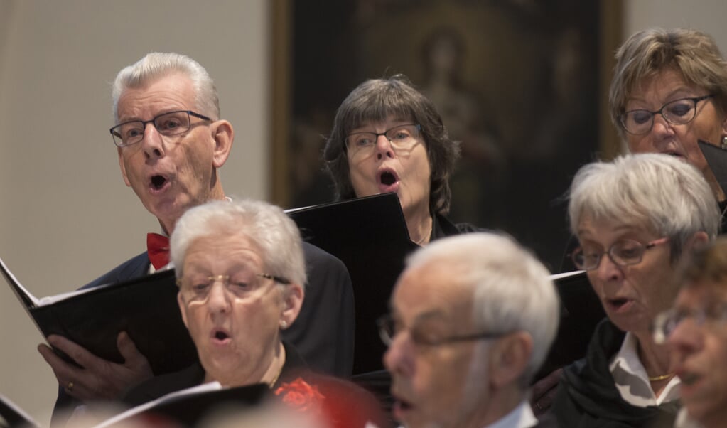 Vol overgave stortten de koorleden zich in het concert.