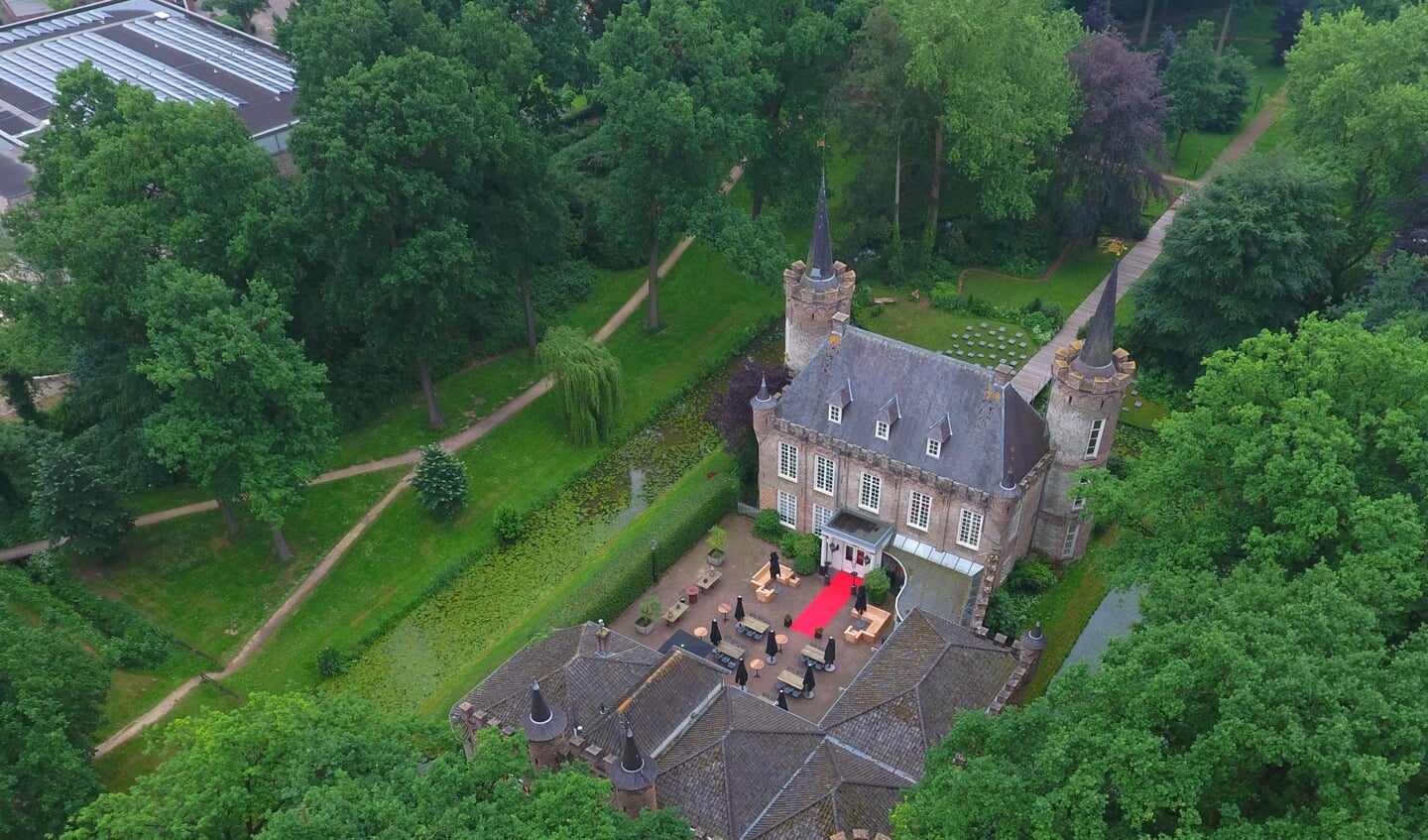 Het kasteel vanuit de lucht bekeken.