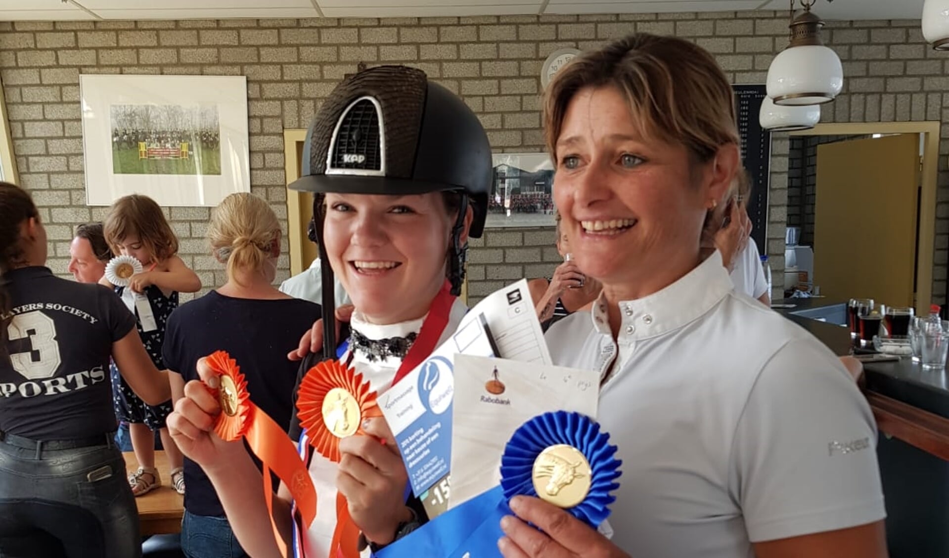 Michelle Westerdijk (l) en Marieke Siertsema