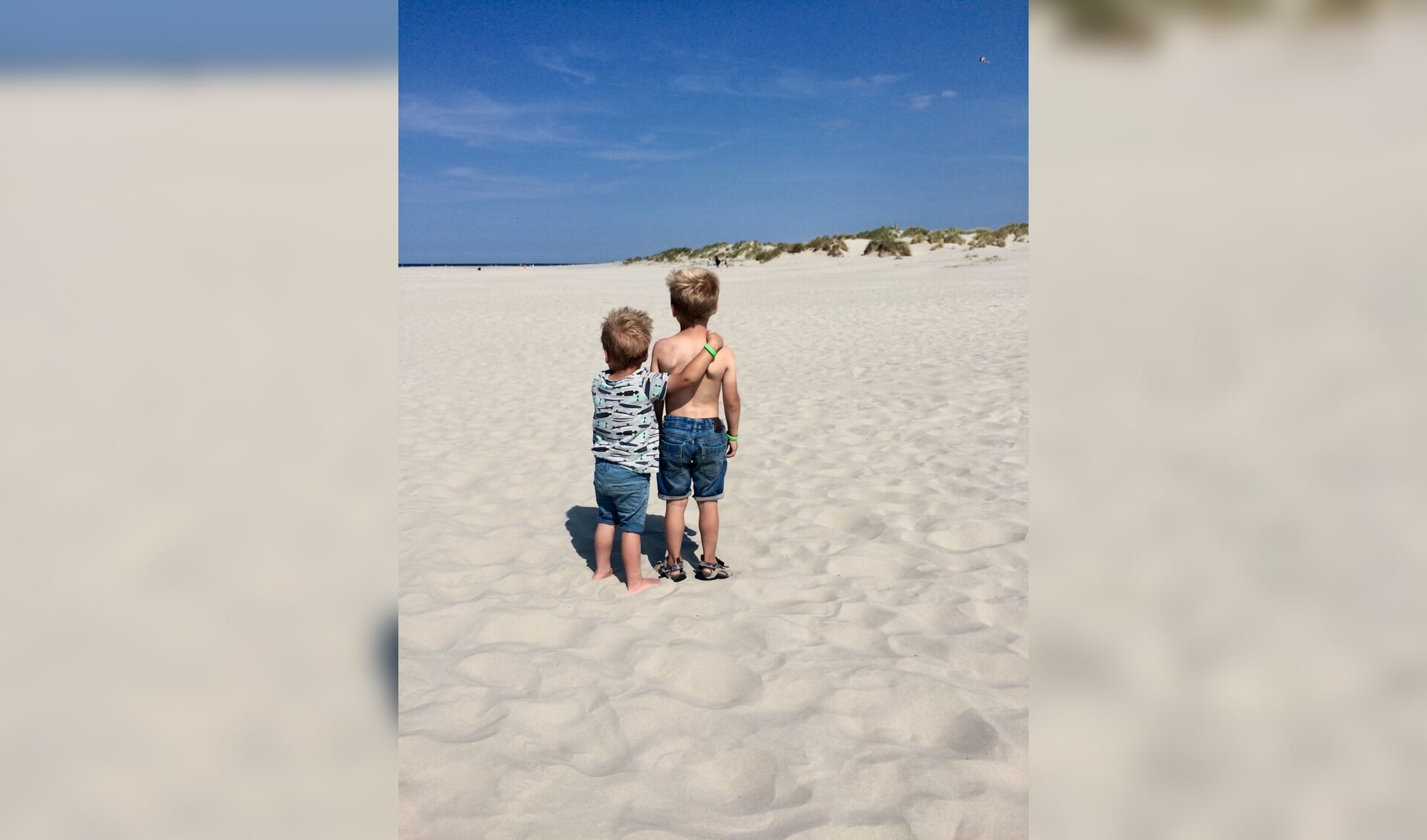 Siem en jort genieten van het mooie strand op Schiermonnikoog. Broederliefde!