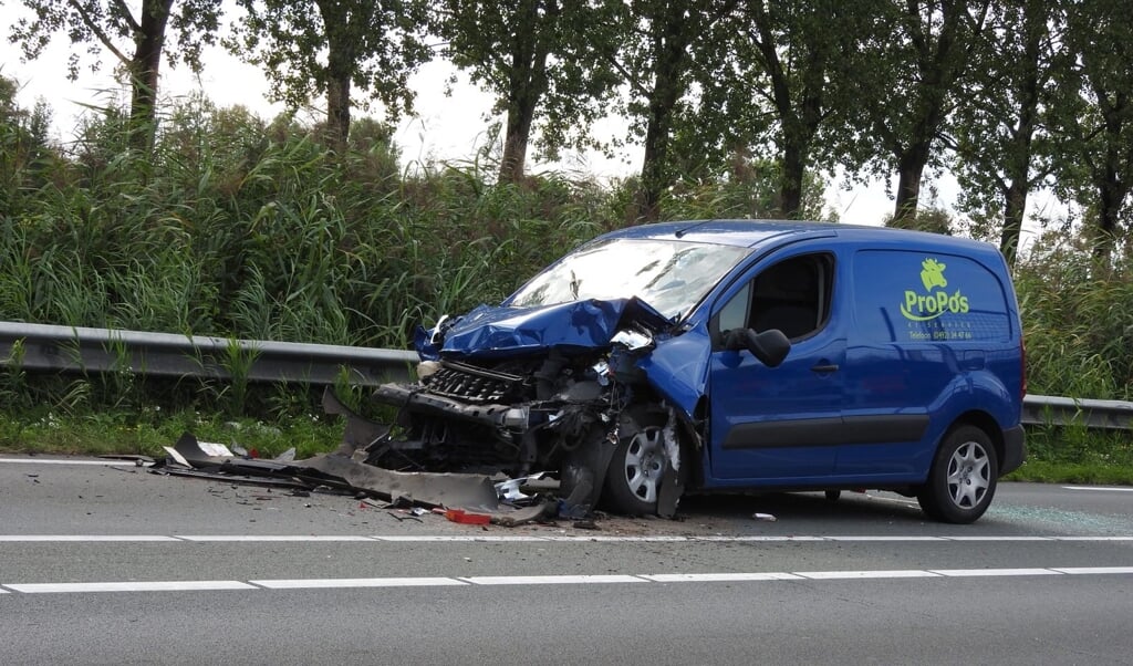 De bestelbus zit flink in elkaar.