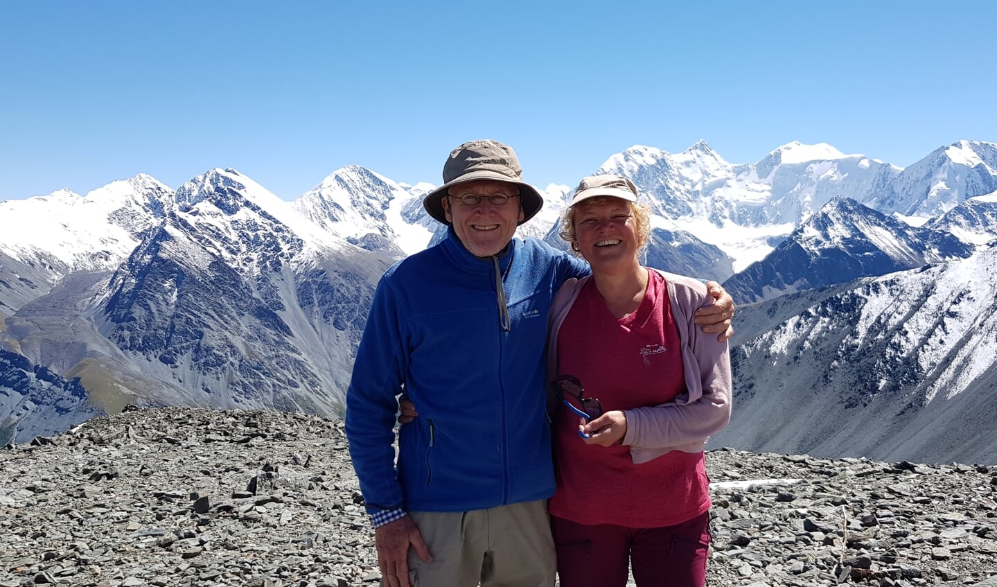 Peter Verkuijlen en Marjos Janssen op de Karatiurek pas, 3060meter in het Altaigebergte