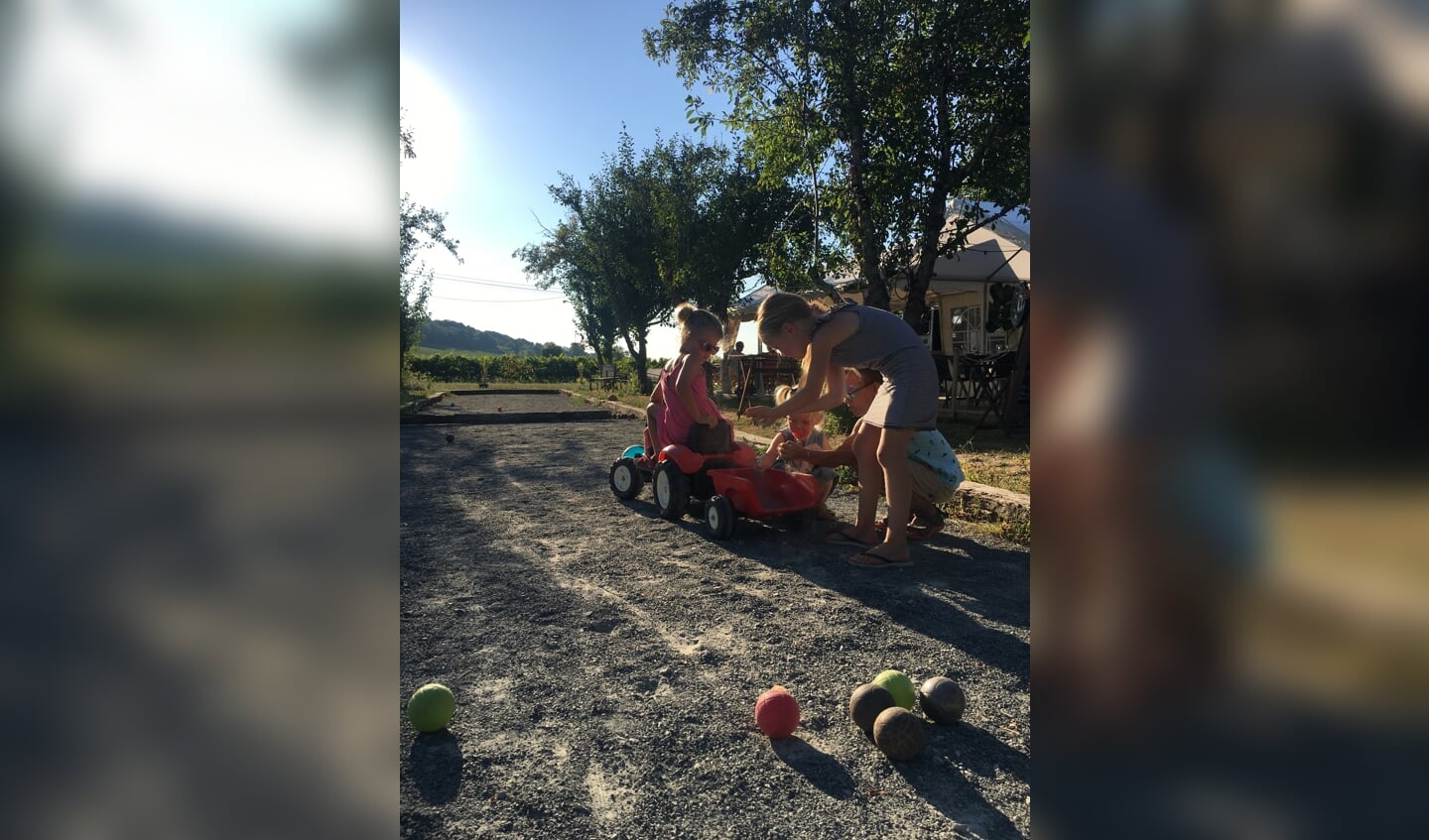 Tijdens onze vakantie in de Dordogne bleek dat de jeu de boule baan ook een ideale zandbak is 