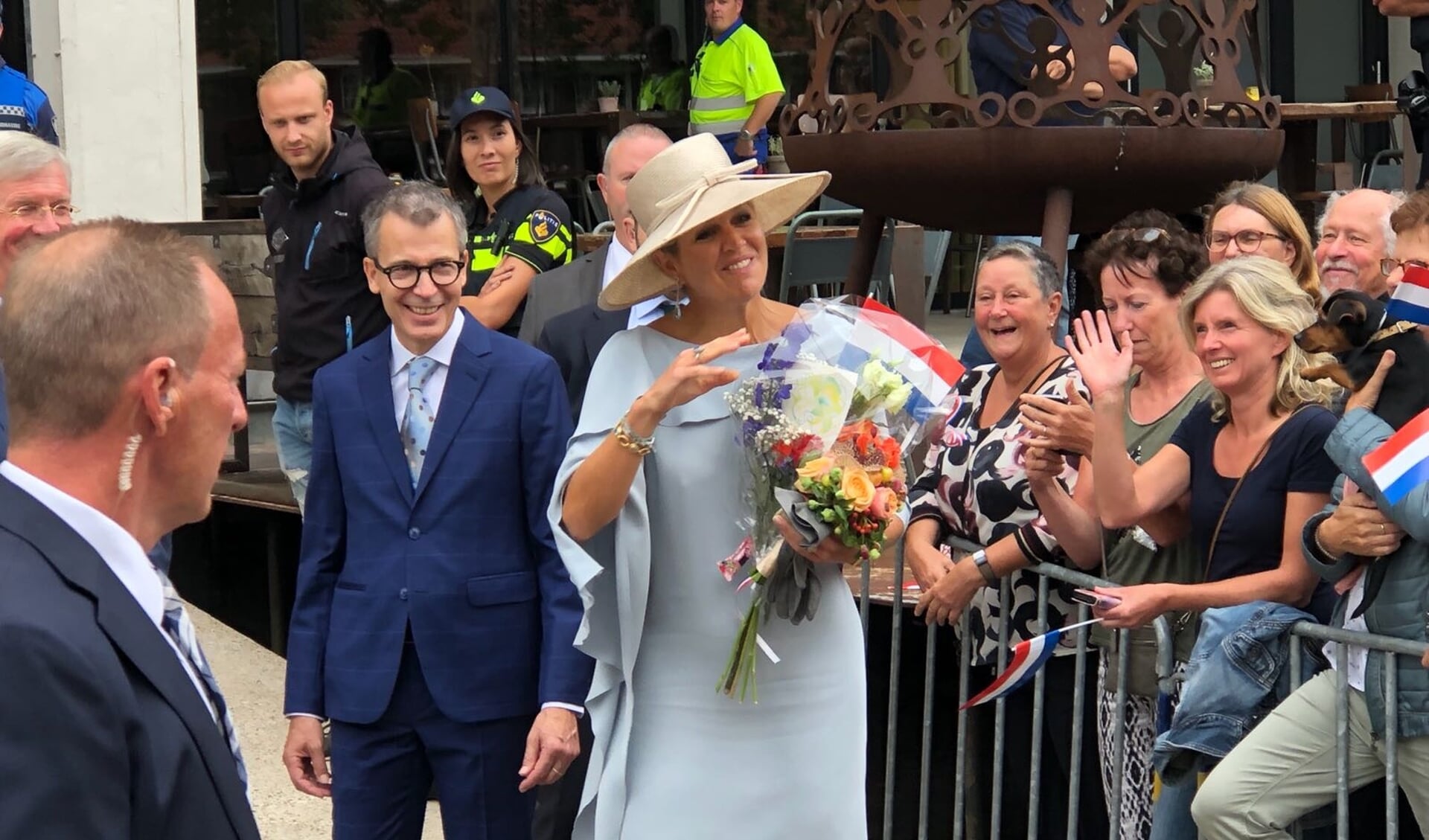 Onze koningin werd massaal toegejuigt.