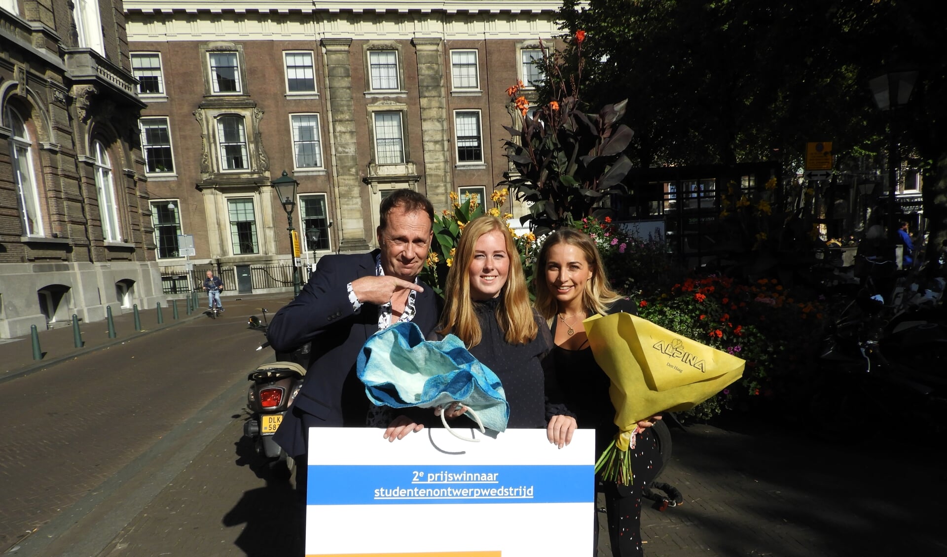 Simone kreeg de prijs uit handen van Shelly Sterk (r) en Jochem van Gelder.