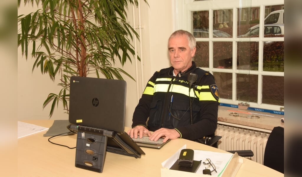 Frans aan het werk op het politieloket in het gemeentehuis