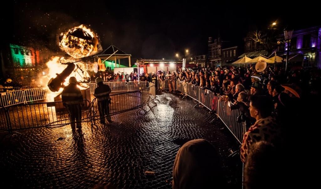 De pop Willemke Pap wordt op carnavalsdinsdag verbrand. Foto: Die Ene Fotograaf