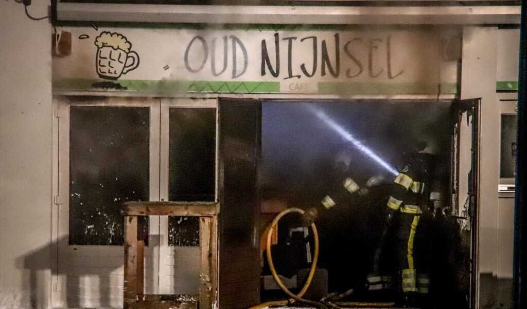 Het café brandde van binnen uit. De oorzaak is nog onbekend.