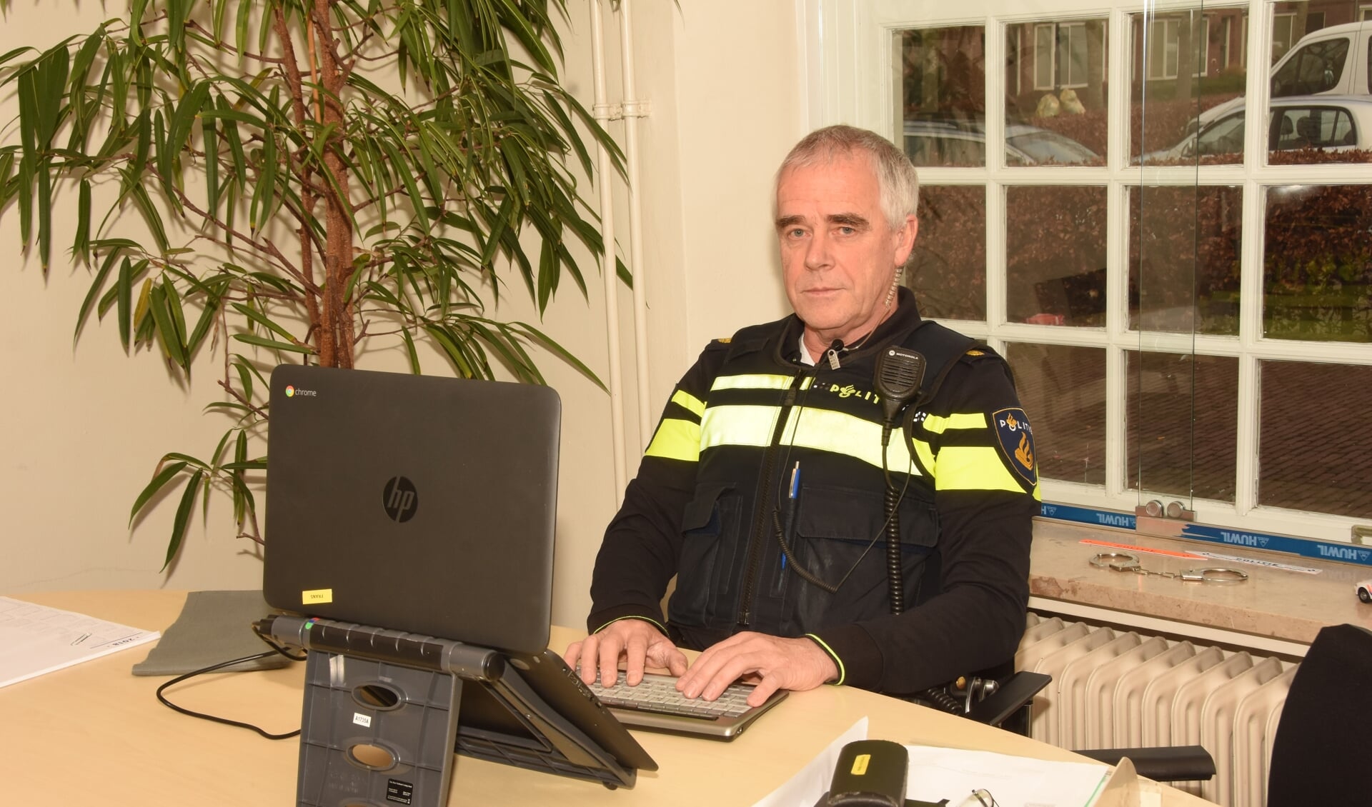 Frans aan het werk op het politieloket in het gemeentehuis