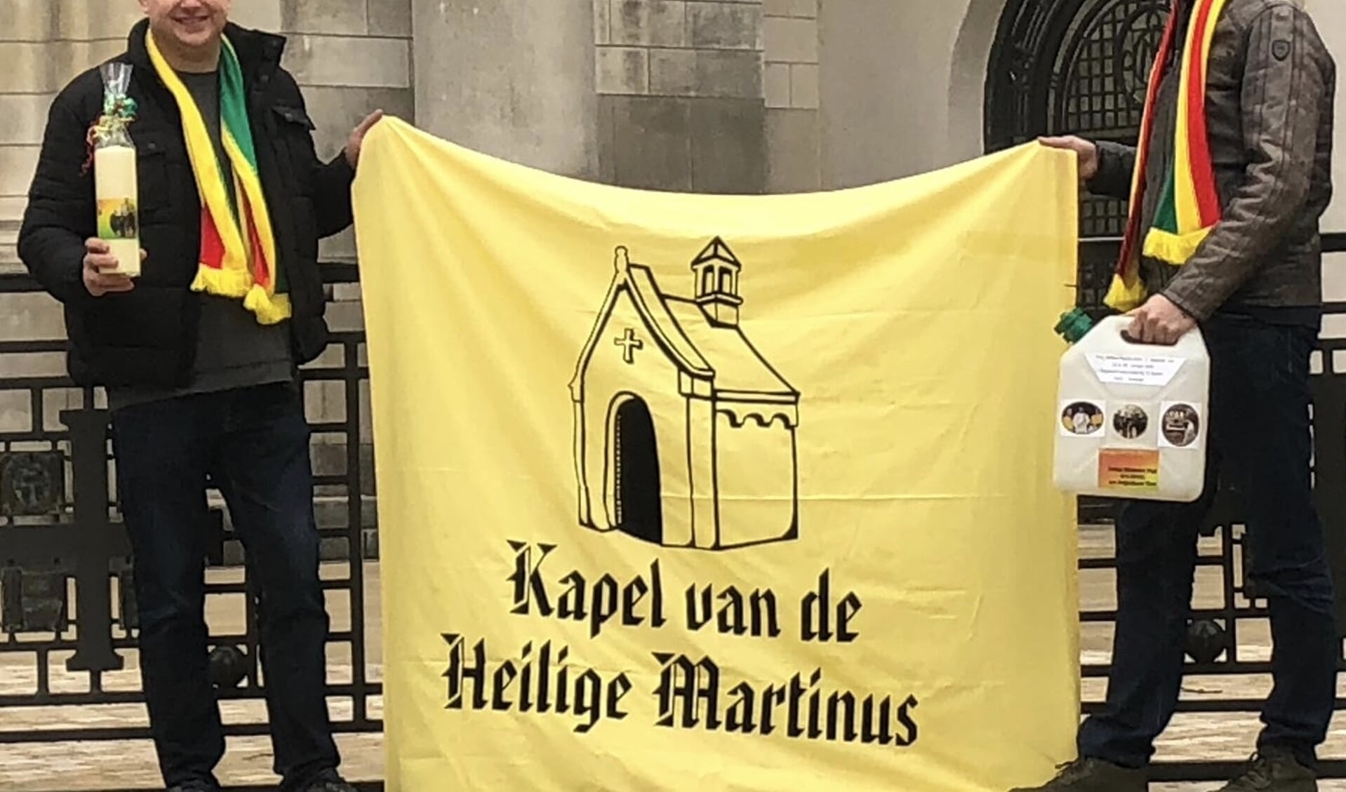 Ton en Nulleke laten de vlag zien van de Kapel van de Heilige Martinus.