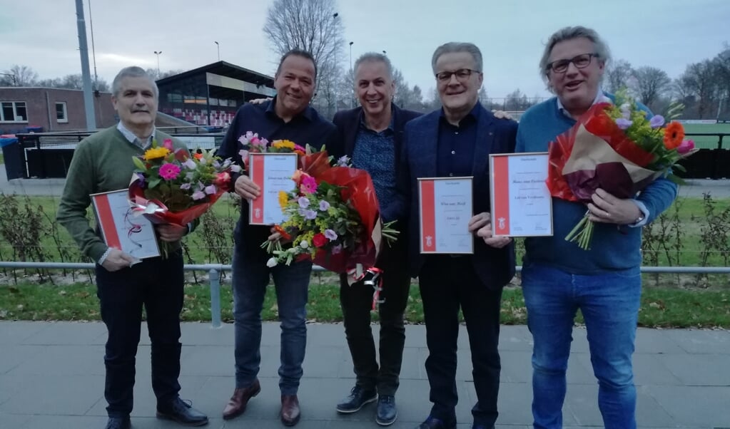 vlnr: Leo Asveld (lid van verdienste), Jeroen van Door (lid van verdienste), Ad van Acht (voorzitter), Wim van Meijl (erelid) en Hans van Casteren (lid van verdienste).