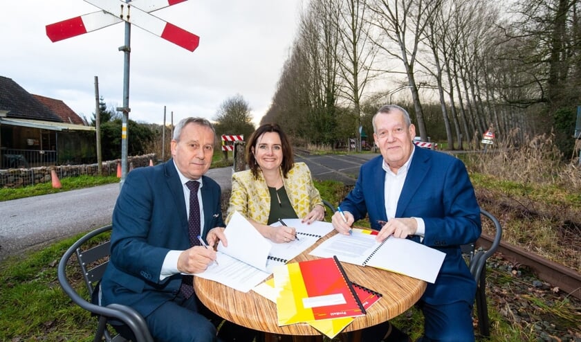 v.l.n.r. Herman van Wanrooij (wethouder Boxtel), Wendy de Wild (directeur ProRail), Harry van Rooijen (wethouder Meierijstad) | Fotonummer: 220926