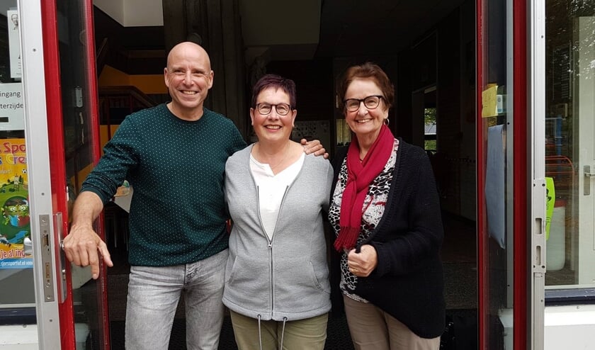 Carlo, Ine en Christine voor de hoofdingang van de school. | Fotonummer: e91c38