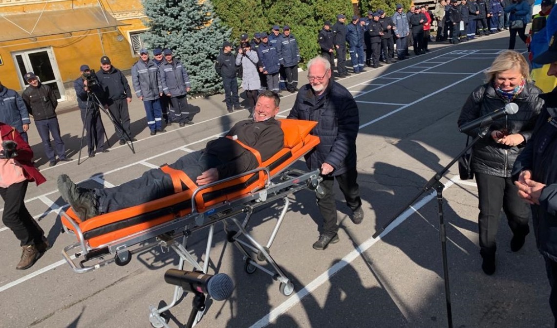 Er werd ook gedold. Hier ligt Hans Nieuwkamp op een brancard.