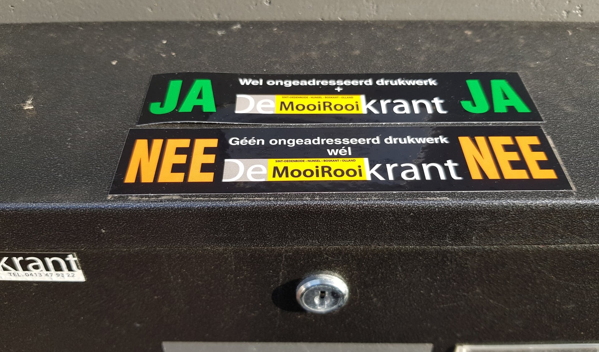 De voorbeelden van de twee stickers die MooiRooi heeft laten maken.