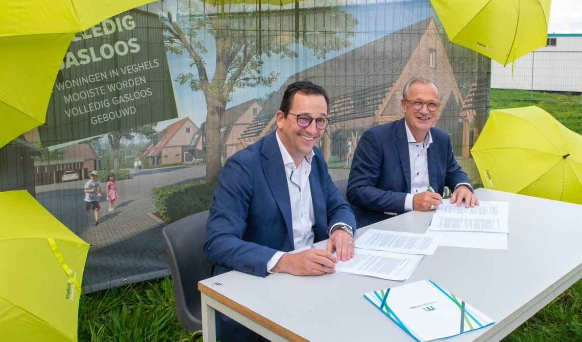 Jeroen van Stiphout en Jan Goijaarts ondertekenen de documenten.