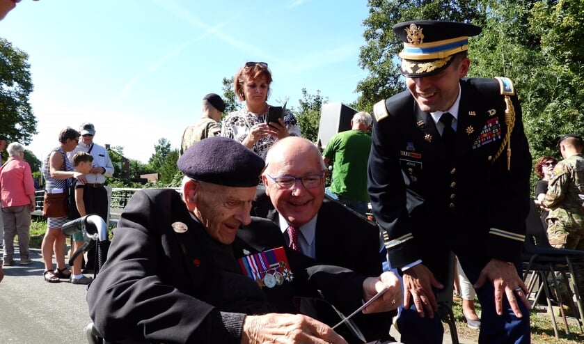 Ambassadeur Hoekstra met een veteraan op de dag van de plechtigheden. | Fotonummer: 9df291