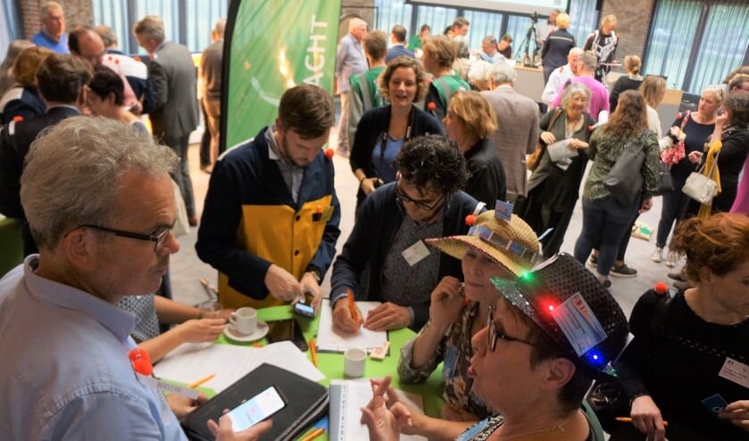 Ook aan deze tafel wordt druk gehandeld. | Fotonummer: bca65b