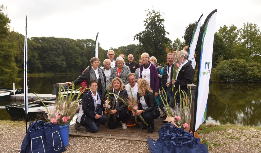 Voor de deelnemers waren er na afloop bloemen en een medaille | Fotonummer: 1a0f6f