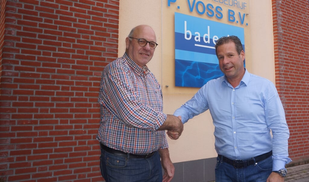 Peter Voss (r) en Frans Govers schudden elkaar de hand.