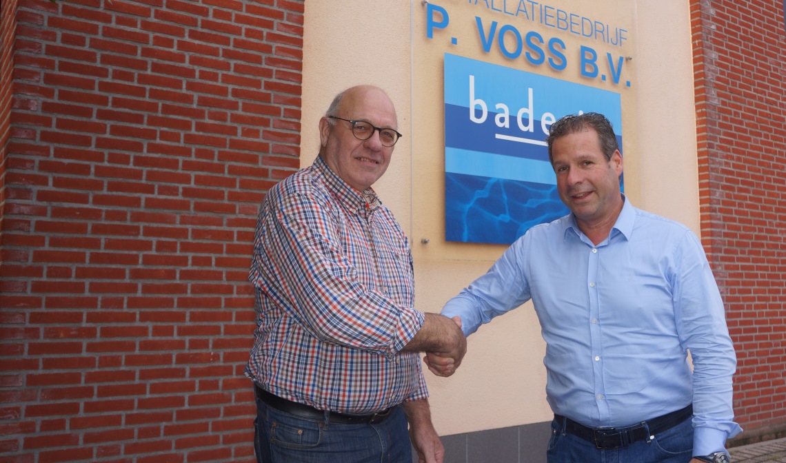 Peter Voss (r) en Frans Govers schudden elkaar de hand.
