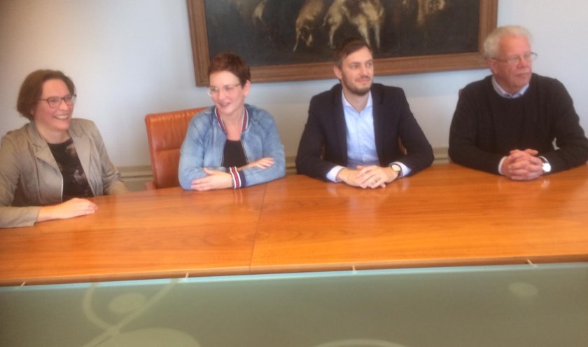 Vlnr ambassadeur Sandra Langenbach, Iris Wijnen, wethouder Rik Compagne en Gerard Visser | Fotonummer: 590a13